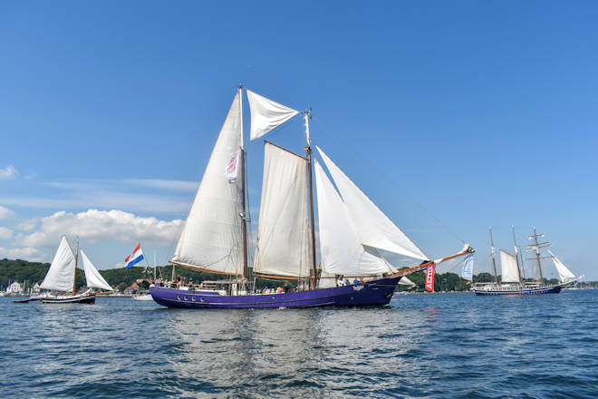 Die Windjammer-Segelparade für alle vereint traditionelle und moderne Segelboote zu einem gemeinschaftlichen, einzigartigen Bild auf der Förde. 