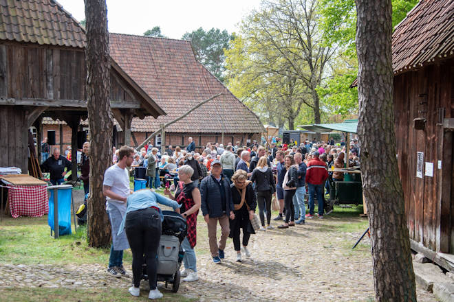 Impressionen vom Backtag auf dem Winser Museumshof