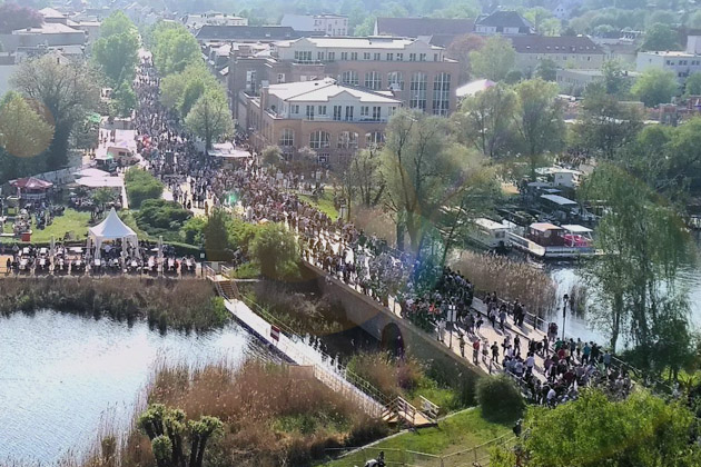 Blick von der Havelinsel zum Baumblütenfest in Werder (Havel)