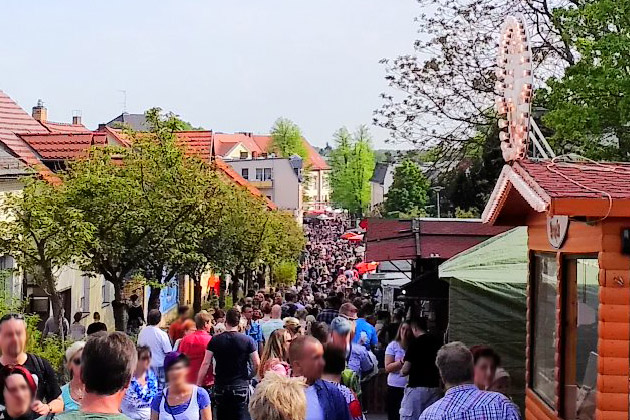Zum Baumblütenfest in Werder (Havel) herrscht buntes Markttreiben in der ganzen Stadt