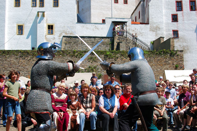 Mittelalterliche Kämpfe beim Burgfest in Wolkenstein