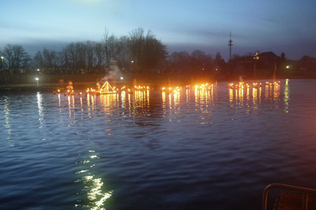 Impressionen vom Fackelschwimmen in Aurich