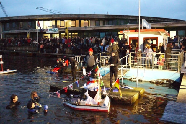 Impressionen vom Fackelschwimmen in Aurich