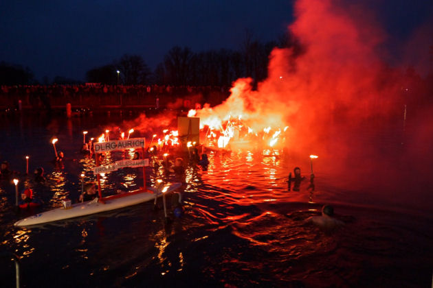Impressionen vom Fackelschwimmen in Aurich