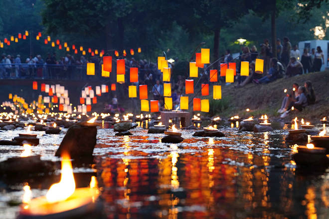 Ein funkelndes Lichtermeer beim großen Lichterfest in Bad Krozingen.