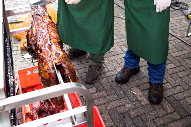 Wildschwein am Spieß beim Herbst- und Wildmarkt in Wadern