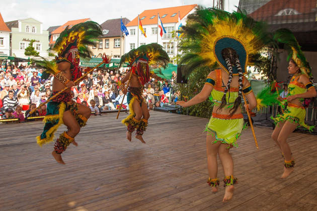 Bühnenprogramm beim Internationalen Folkloretanzfest in Ribnitz-Damgarten