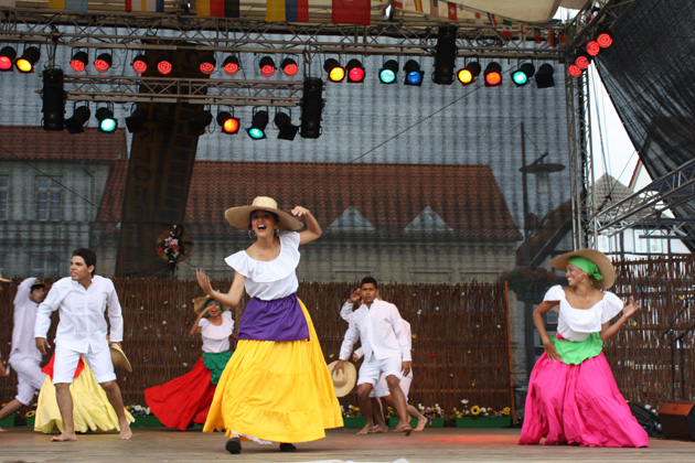 Bühnenprogramm beim Internationalen Folkloretanzfest in Ribnitz-Damgarten