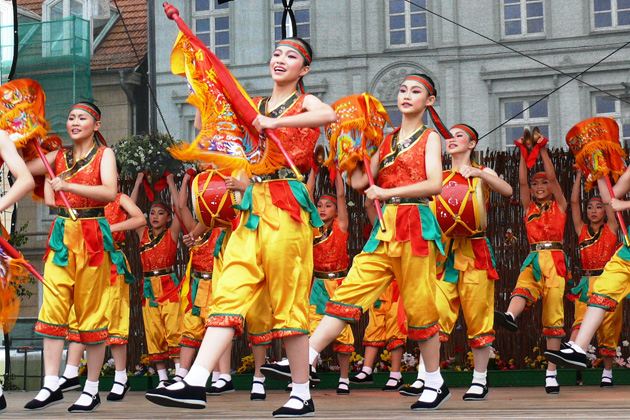 Bühnenprogramm beim Internationalen Folkloretanzfest in Ribnitz-Damgarten