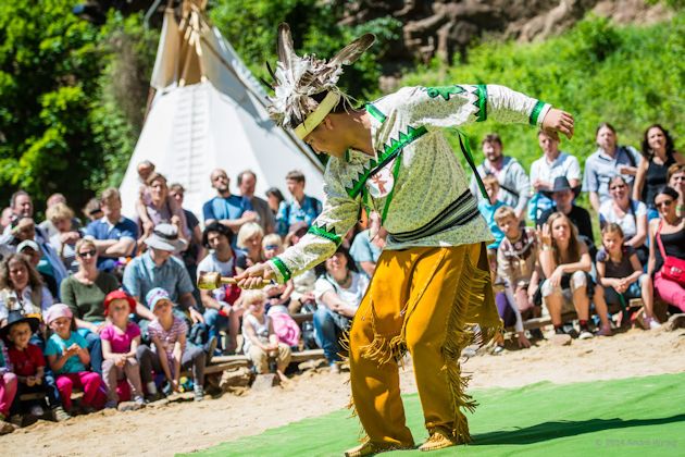 Morris Cooke vom Stamm der Oneida Indian Nation präsentierte traditionelle indianische Tänze zu den Karl-May-Festtagen in Radebeul.