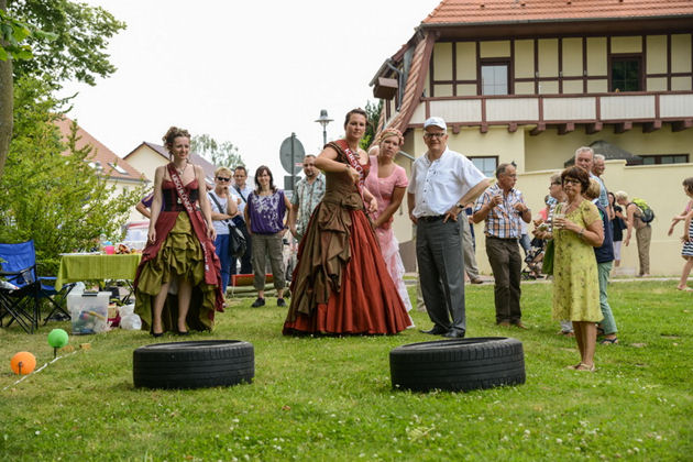 Impressionen vom Ziegelsteinzielwurf beim Kirsch- und Ziegelfest in Glindow