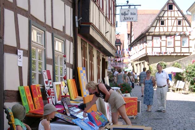 Zwischen historischen Fachwerkhäusern auf dem Montmartre in Bad Wimpfen