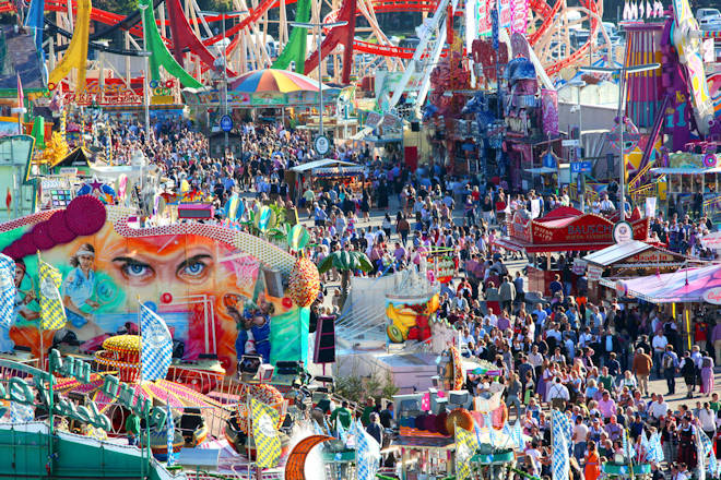 Fahrgeschäfte und Besucher auf der Wiesn