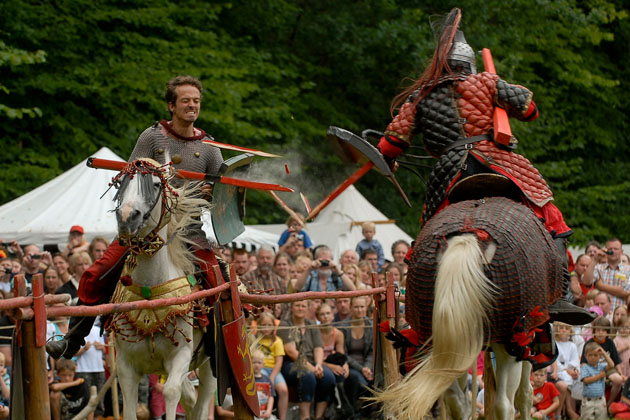 Beim Ritterfest zu Dornum erwarten Sie actionreiche Shows auf dem Turnierplatz