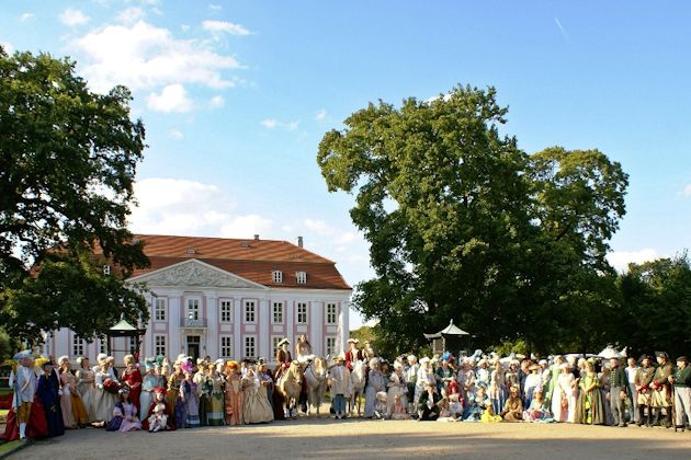 Impressionen vom Rokoko-Fest vor Schloss Friedrichsfelde im Tierpark Berlin