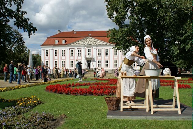 Impressionen vom Rokoko-Fest vor Schloss Friedrichsfelde im Tierpark Berlin