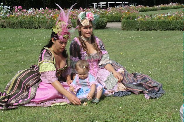 Impressionen vom Rokoko-Fest vor Schloss Friedrichsfelde im Tierpark Berlin