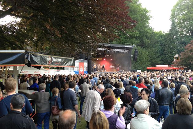 Ein abwechslungsreiches Bühnenprogramm sorgt beim Schlebuscher Schützen- und Volksfest im Leverkusener Ortsteil Schlebusch für gute Unterhaltung.