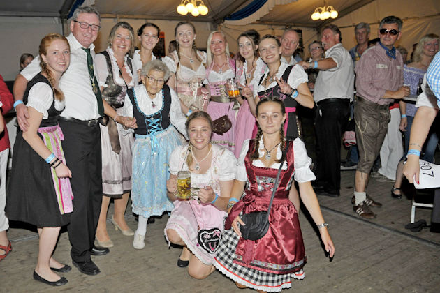 Impressionen von der Wiesn-Party beim Schützen- und Volksfest in Duisburg-Huckingen
