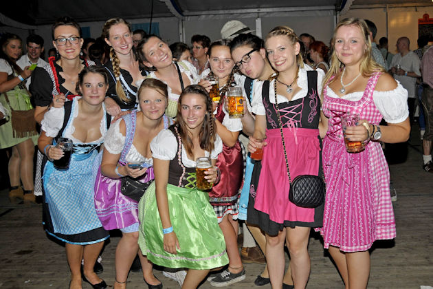 Impressionen von der Wiesn-Party beim Schützen- und Volksfest in Duisburg-Huckingen