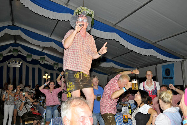 Impressionen von der Wiesn-Party beim Schützen- und Volksfest in Duisburg-Huckingen