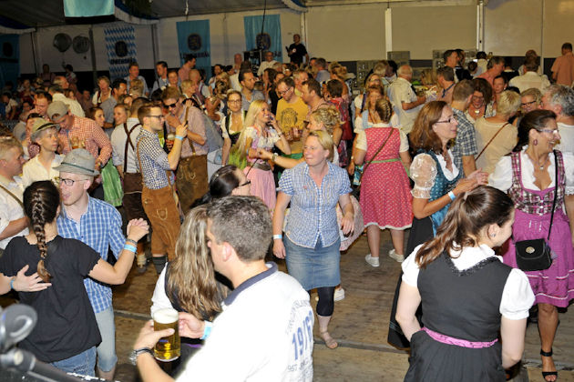 Impressionen von der Wiesn-Party beim Schützen- und Volksfest in Duisburg-Huckingen