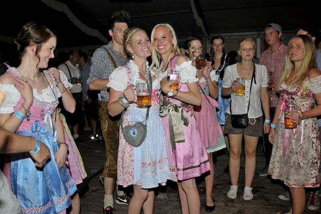 Impressionen von der Wiesn-Party beim Schützen- und Volksfest in Duisburg-Huckingen