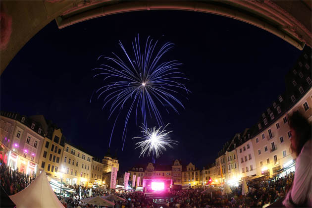 Ein beeindruckendes Feuerwerk über der historischen Innenstadt von Plauen ist nur einer von vielen Programmpunkten zum Spitzenfest in Plauen.