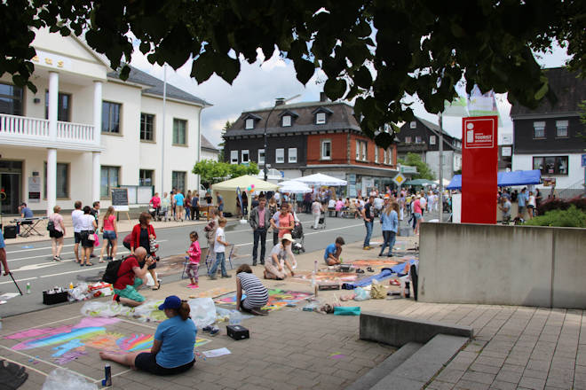 Zum Straßenmalerfest in Medebach verwandeln sich Strassen und Bürgersteige in eine Gemäldegalerie.