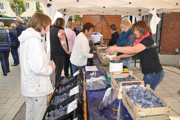 Auf dem Stromberger Pflaumenmarkt in Oelde bieten die Händler neben Pflaumen viele weitere Produkte rund um die Pflaume an