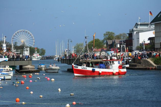 Brückendrehung beim Frühlingslandgang Warnemünde