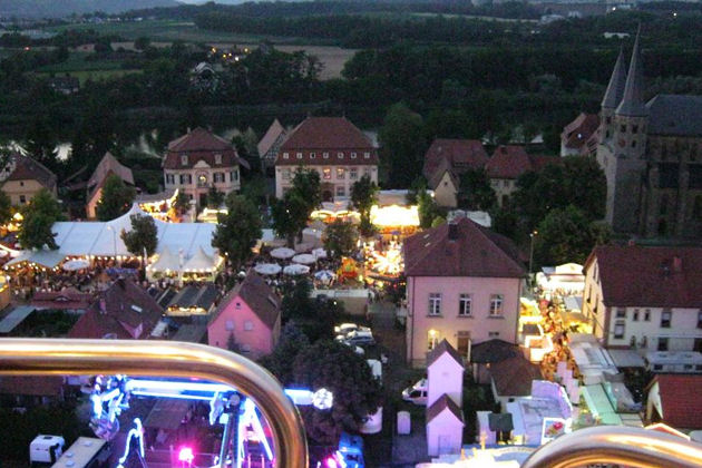 Blick vom Riesenrad auf den Talmarkt in Bad Wimpfen