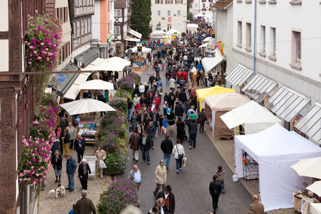 Marktstraße auf dem Urschelherbst in Nagold.