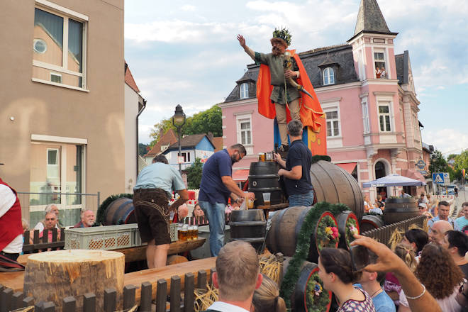 Bieranstich beim Volksfest in Treuchtlingen