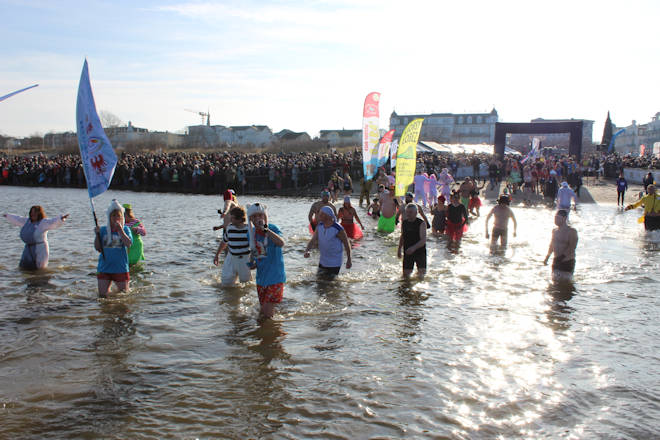 Impressionen vom Winterstrandkorbfest mit Eisbaden in Ahlbeck